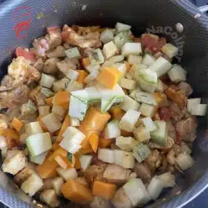 _frango com legumes na panela