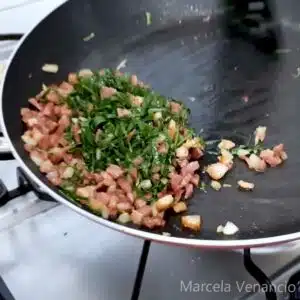 misturando carnes com couve