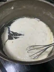 misturando creme de leite com alho