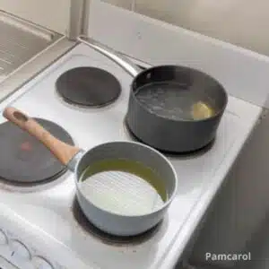 cozinhando os ovos na água com limão