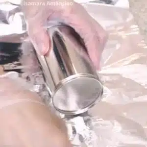 enrolando a lata no papel alumínio para o doce de leite