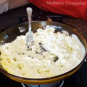 mistura dos queijos e creme de leite