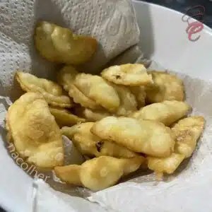 ravioli frito dentro de um recipiente forrado com papel toalha