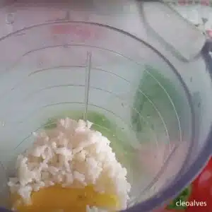 batendo a massa do bolinho de arroz no liquidificador