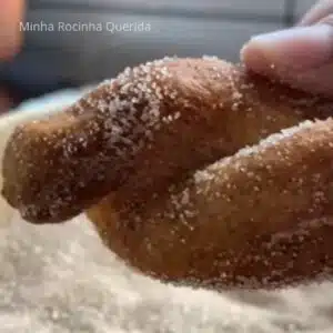 biscoito de farinha de trigo no açúcar e canela