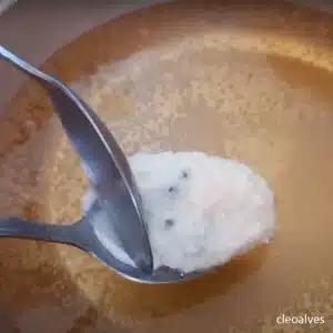 fritando os bolinhos de arroz de liquidificador