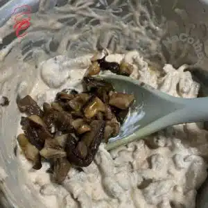 misturar cogumelo no strogonoff