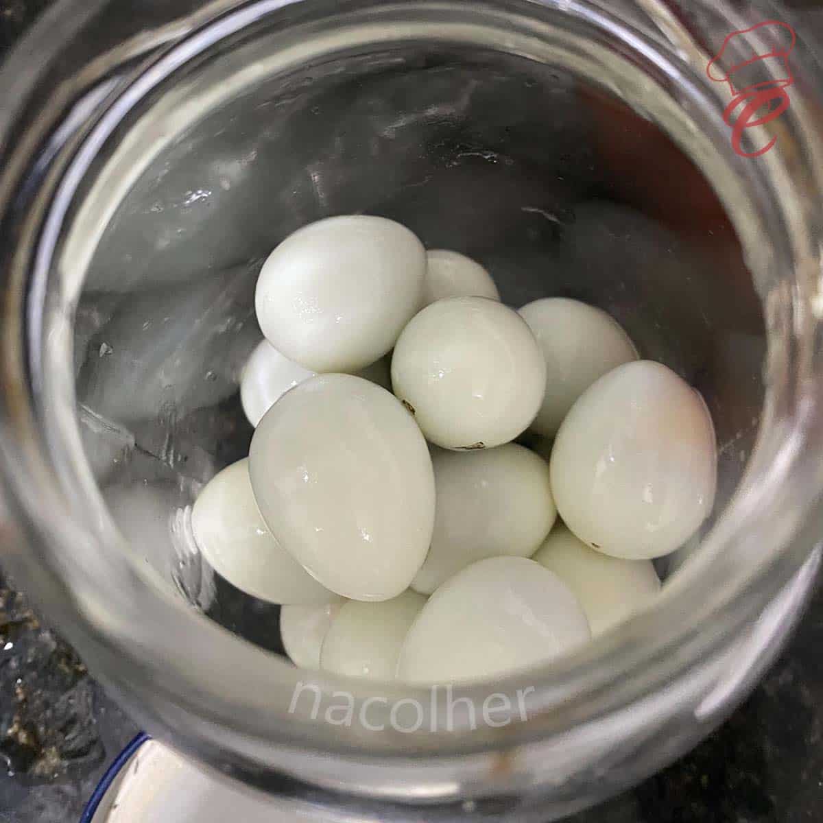 ovo de codorna cozido dentro de um pote de vidro