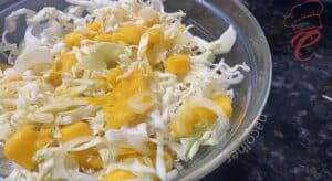 salada de repolho com manga