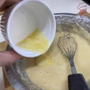 adicionando manteiga a massa de waffle