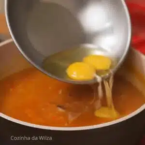 adicionando os ovos para caldo de ovos