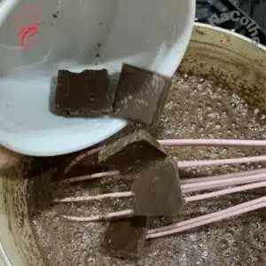 colocando pedaço de chocolate no chocolate quente sem amido