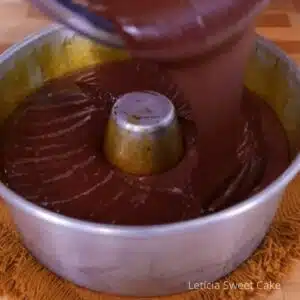 colocando massa do bolo para bolo chocolatudo