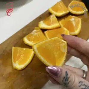 cortar lanranja com casca para bolo de laranja com casca