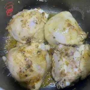 desfiando o frango para lasanha de frango com molho branco