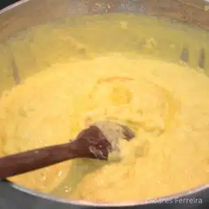 engrossando a massa do milho para angu de milho