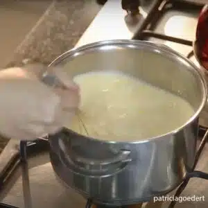 misturando os ingredientes para o creme belga