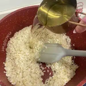 adicionando o vinho branco no arroz arboreo