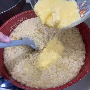 juntando o creme com o arroz de risoto