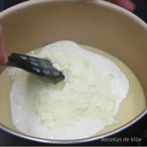 misturando ingredientas para moça gelada