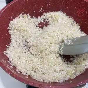 refogando o arroz com alho e cebola