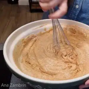 misturando massa do bolo de banana com farinha de rosca