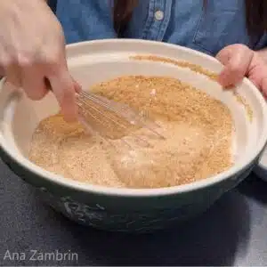 misturando os ingredientes secos