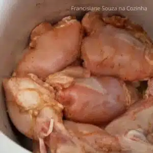 selando as coxas de frango para coxa de frango na panela de pressão