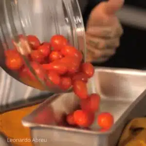 colocando os tomates na forma para tomate confit