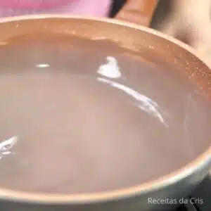 misturar mingau de chocolate até engrossar