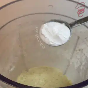 adicionando o fermento em pó