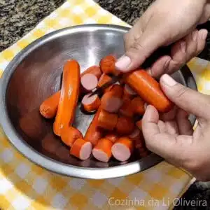 cortando salsicha em pedaços menores