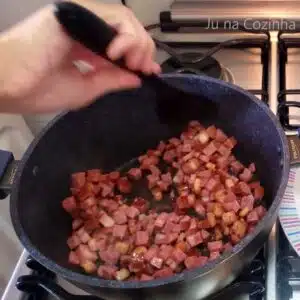 fritando bacon e calabresa da farofa para churrasco