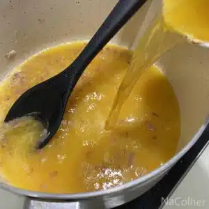 adicionando vinho no molho de laranja