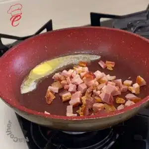 fritando bacon para farofa de abacaxi