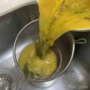 peneirando molho de laranja
