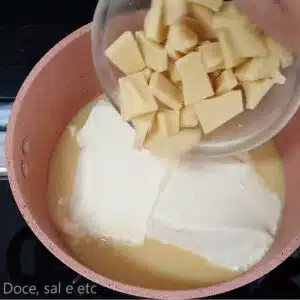 colocando ingredientes de recheio branco para bolo na panela