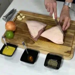 cortando a gordura da picanha suina no forno