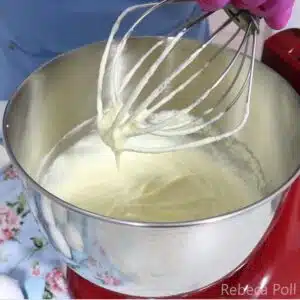 mistura de manteiga, acucar e ovos