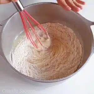 misturando ingredientes do recheio branco para bolo