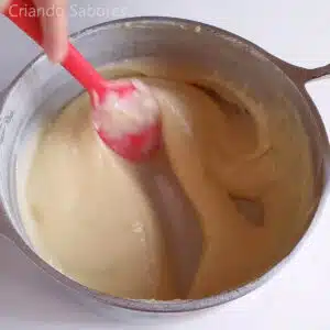 misturando o recheio branco para bolo para esfriar