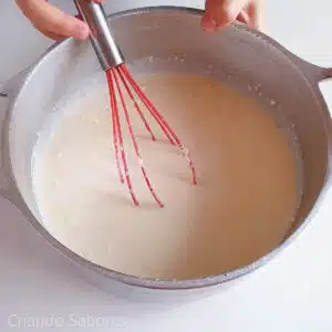 misturando todos os ingredientes do recheio branco para bolo
