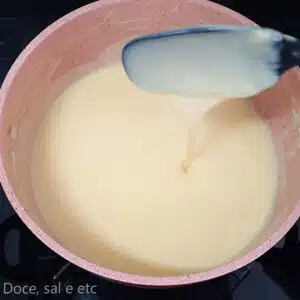 recheio branco para bolo com a consistencia liquida