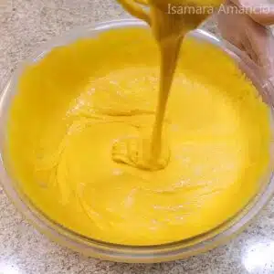 batendo massa do bolo de cenoura recheado