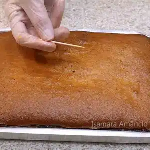 fazendo teste do palito no bolo de cenoura recheado