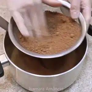 peneirando chocolate em pó do recheio