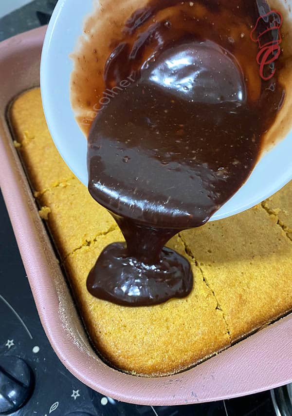 bolo de aveia com cenoura com calda de chocolate