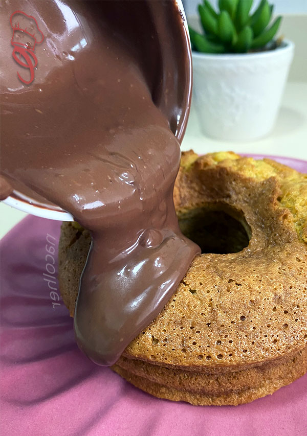 cobrindo o bolo de cenoura com calda de chocolate