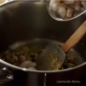 cozinhando camarão para arroz cremoso com camarão