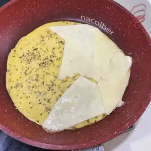 colocando o queijo na crepioca de milho